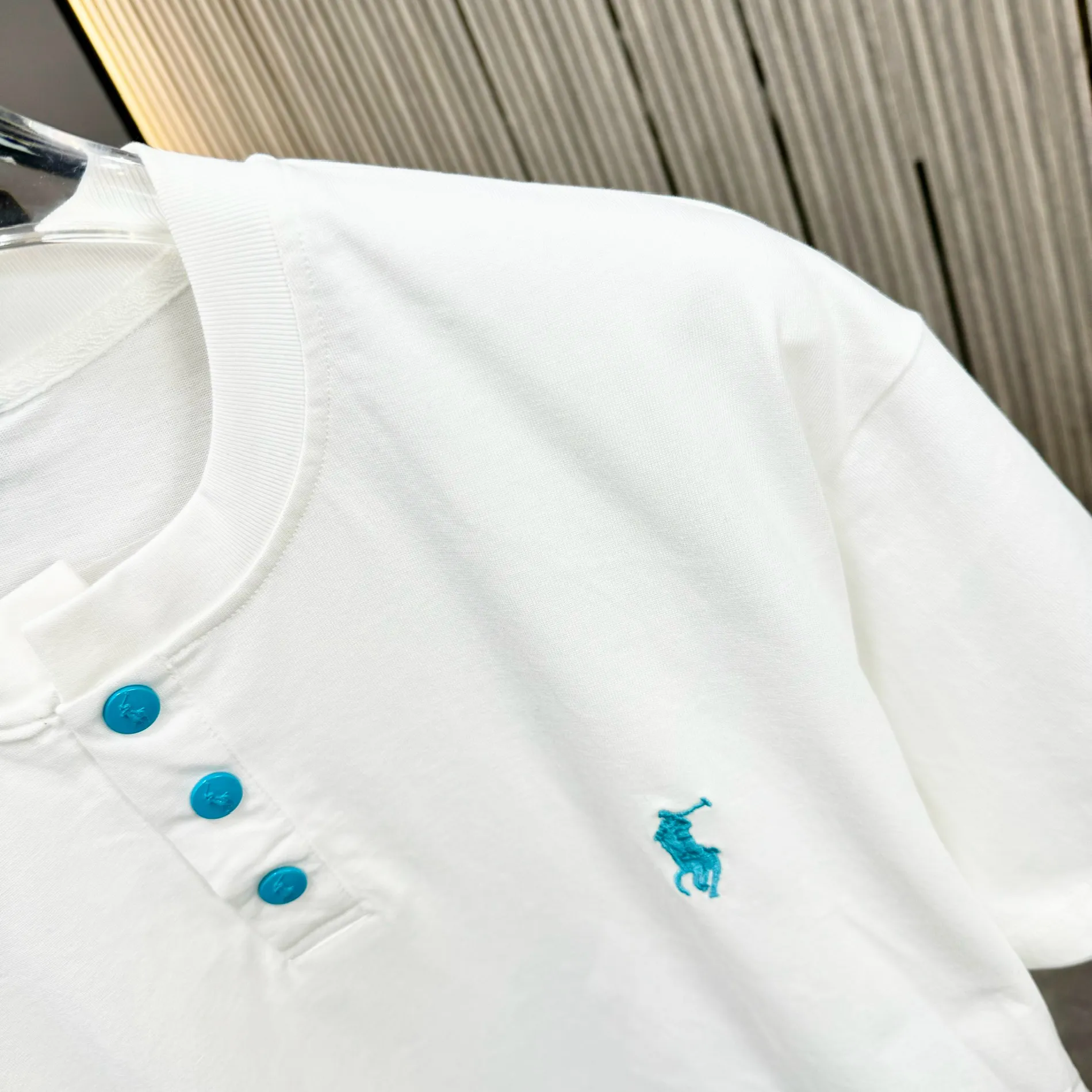 P190 POlO Ralph Lauren 25FW new spring and summer round neck T-shirt. It is made of heavy 320G double yarn combed cotton material. The upper body has a strong three-dimensional effect. It is embroidered with ten thousand needles embroidery patch ➕ ten thousand needles 🪡 embroidery process inkjet effect. ⚠️Washing method: The fabric is only dry-cleaned or wrapped in a laundry bag. Quick machine wash in cold water on the reverse side, let dry and then iron at medium temperature! Avoid vigorously wringing and machine washing from the front!  Size: S M L XL XXL Color: Black, White